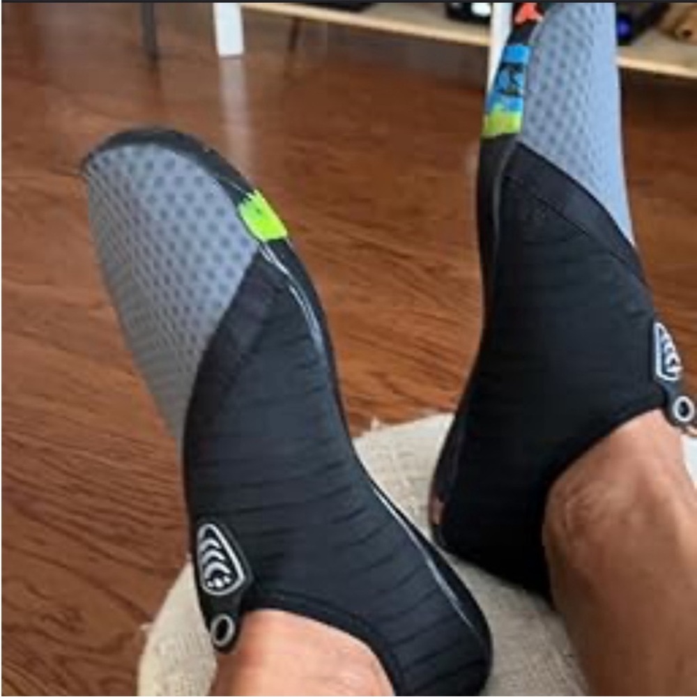 🐳 NWOT UNISEX VSUFIM Black and Gray quick dry💦Water Shoes SZ:10.5 Women 9 men